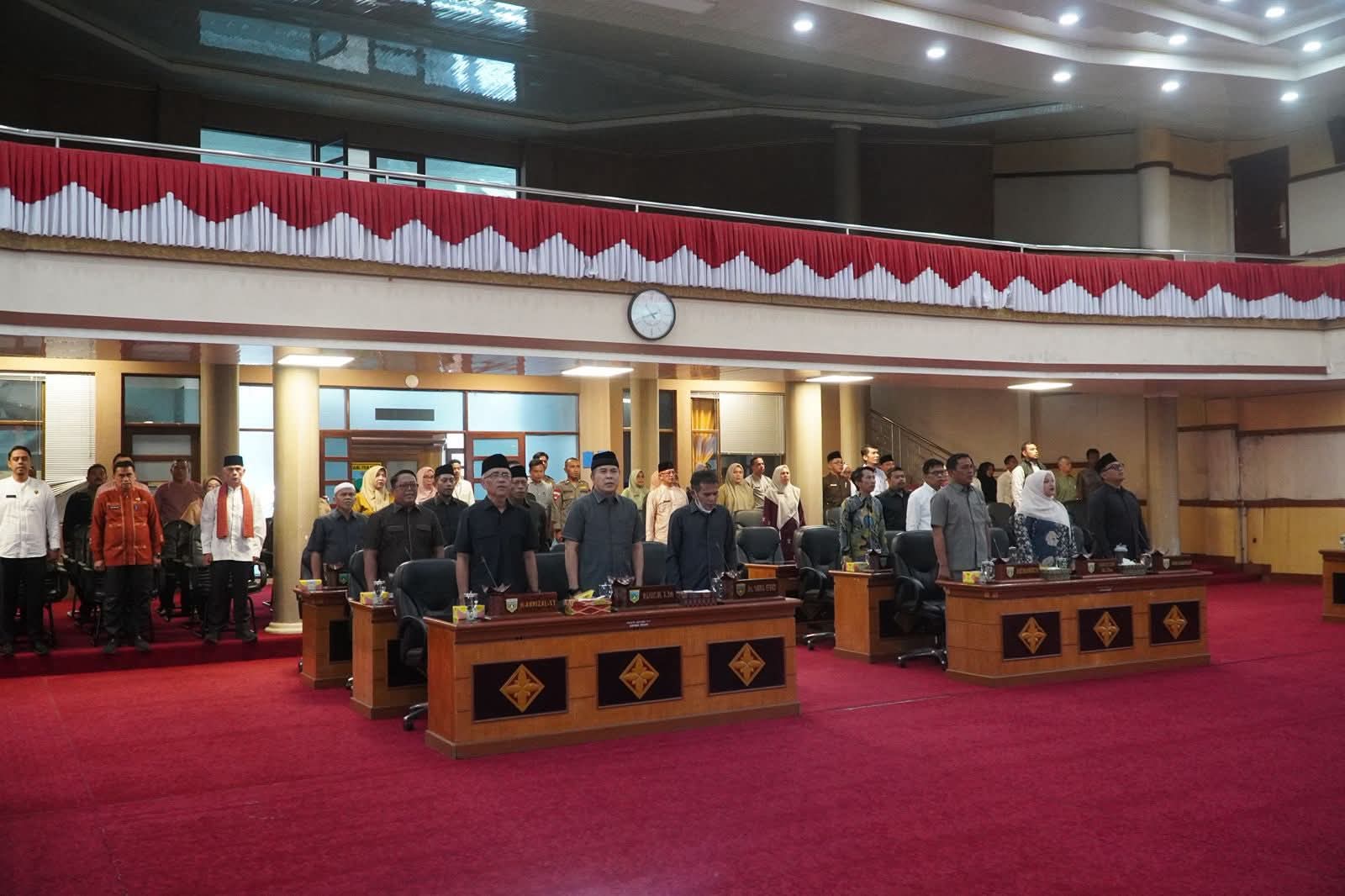 Suasana rapat di gedung utama DPRD Padang Panjang.